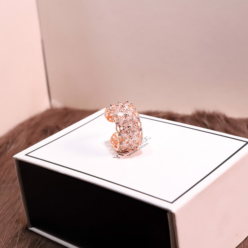 Skinnende gennembrudt blomstret ring