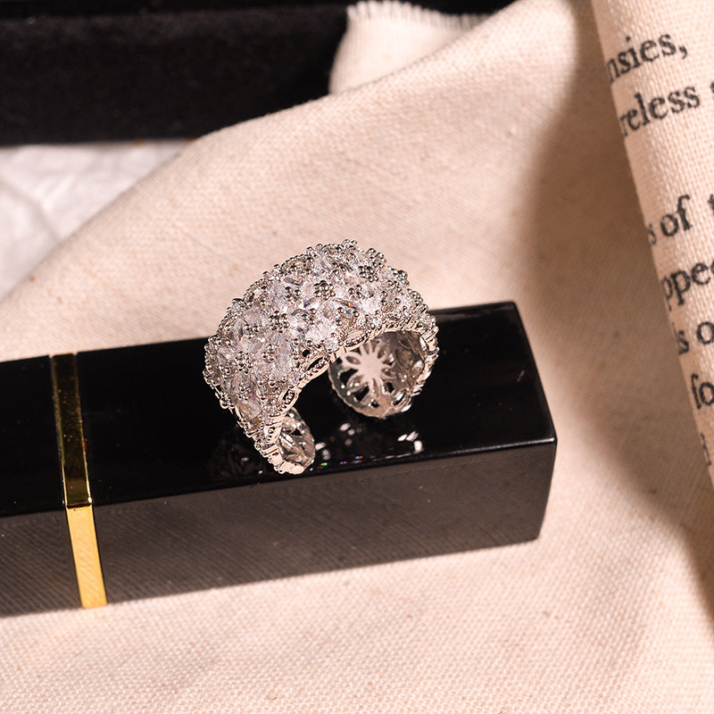 Skinnende gennembrudt blomstret ring