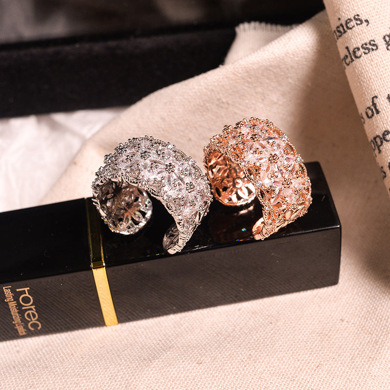 Skinnende gennembrudt blomstret ring