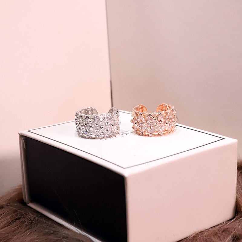 Skinnende gennembrudt blomstret ring