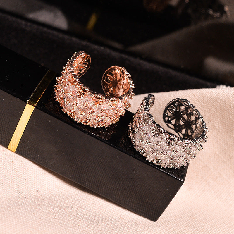Skinnende gennembrudt blomstret ring