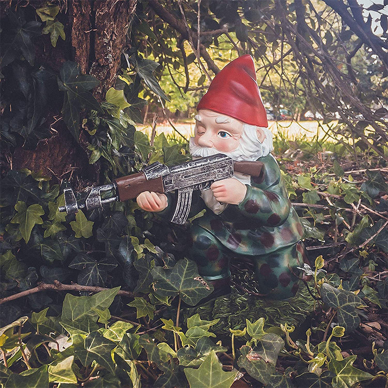 Militær havedukke med camouflageuniform og AK47