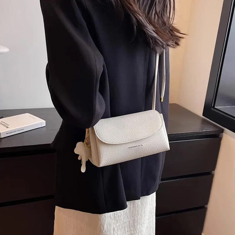 Stilfuld crossbody-taske med elefantvedhæng