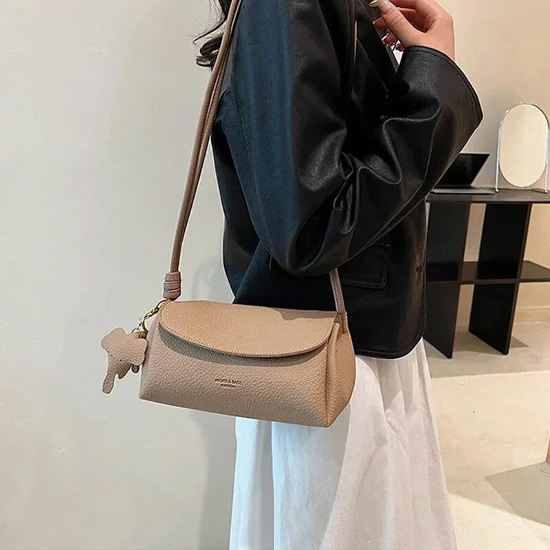 Stilfuld crossbody-taske med elefantvedhæng