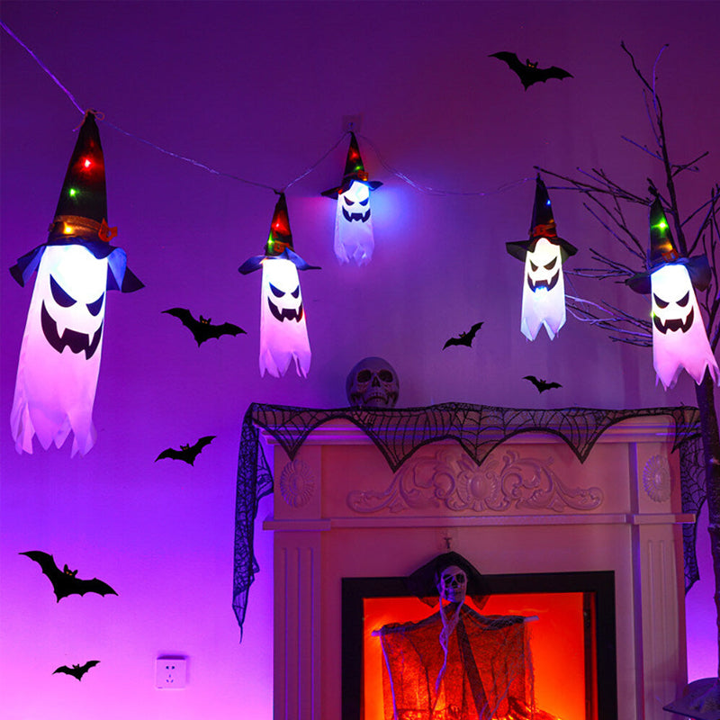 Hængende belyste heksehatte til Halloween
