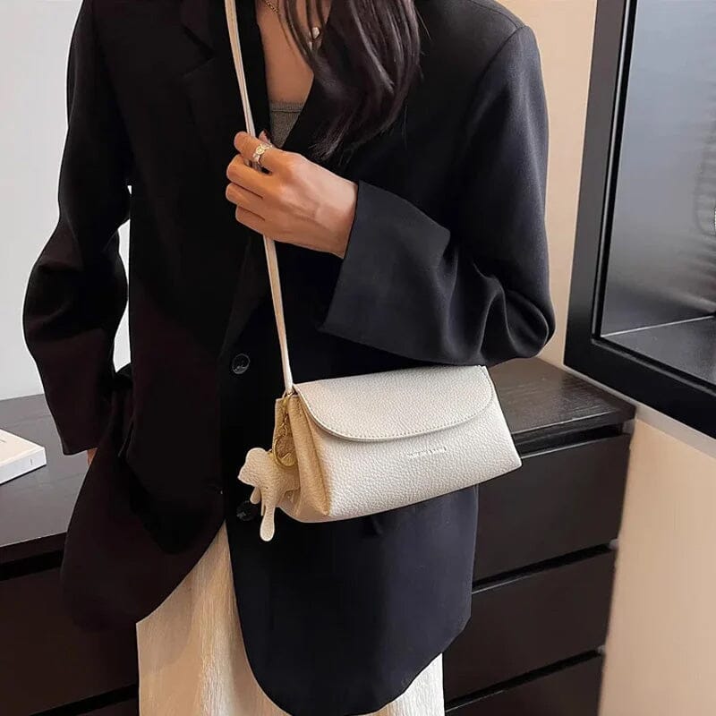 Stilfuld crossbody-taske med elefantvedhæng