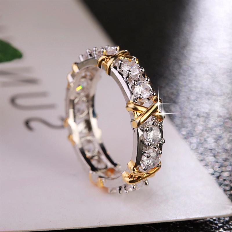 Forgyldt dichroic ring med indlagte zirkonsten