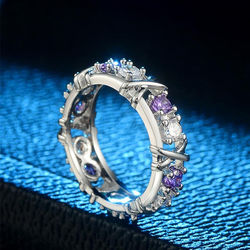 Forgyldt dichroic ring med indlagte zirkonsten