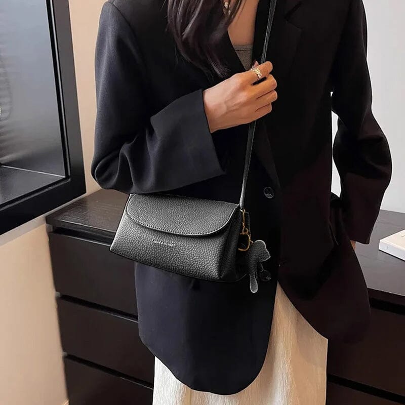 Stilfuld crossbody-taske med elefantvedhæng