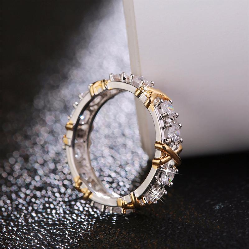 Forgyldt dichroic ring med indlagte zirkonsten
