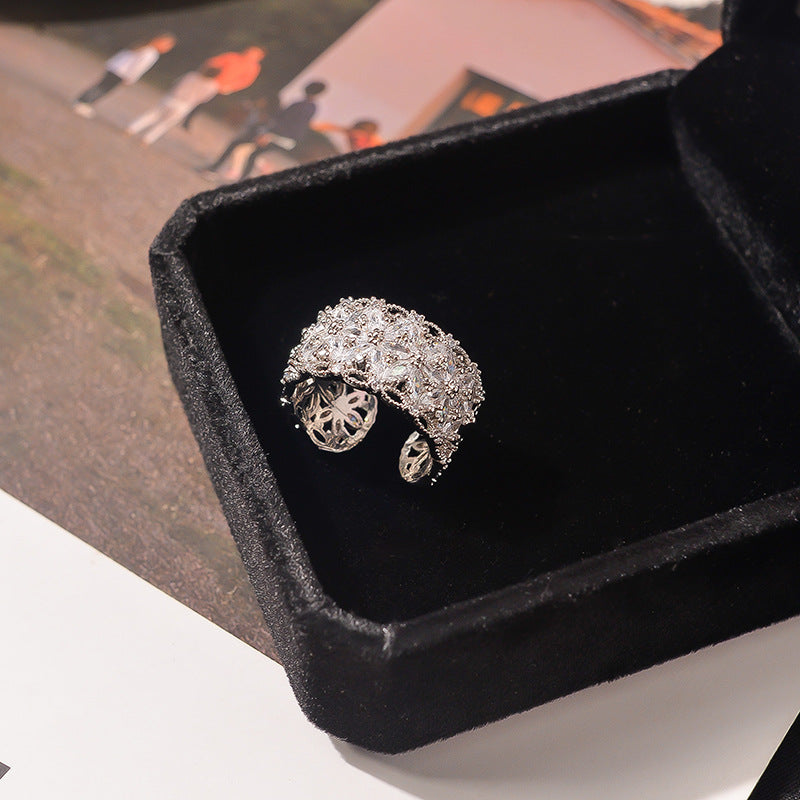 Skinnende gennembrudt blomstret ring