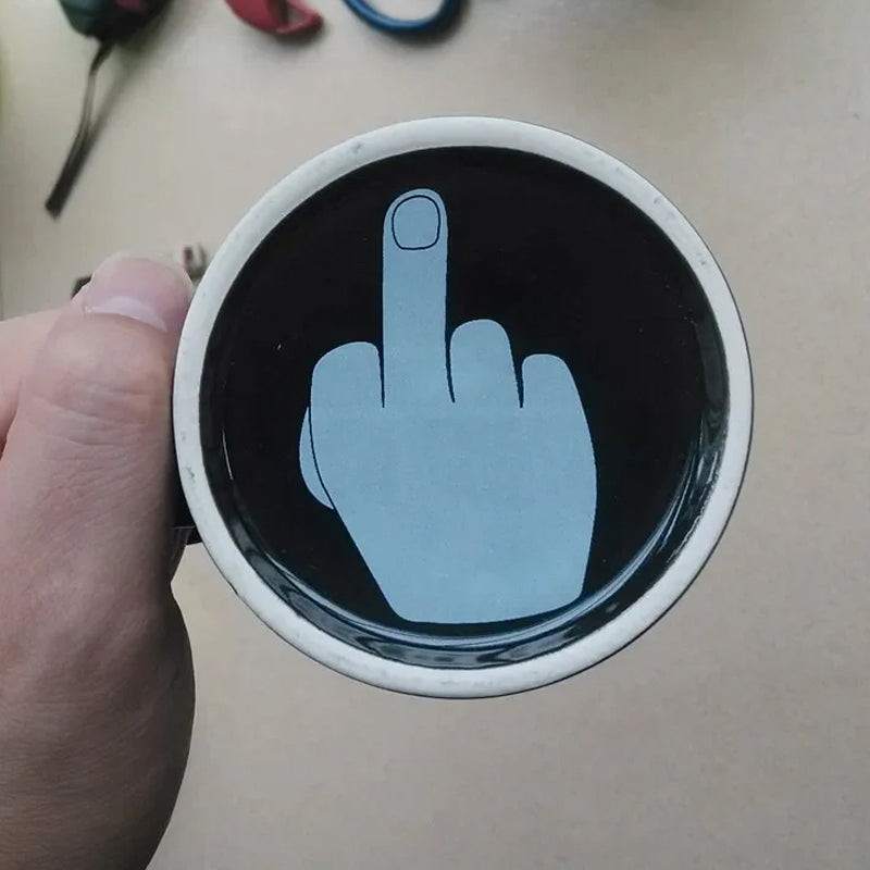 Sjovt mellemfinger krus