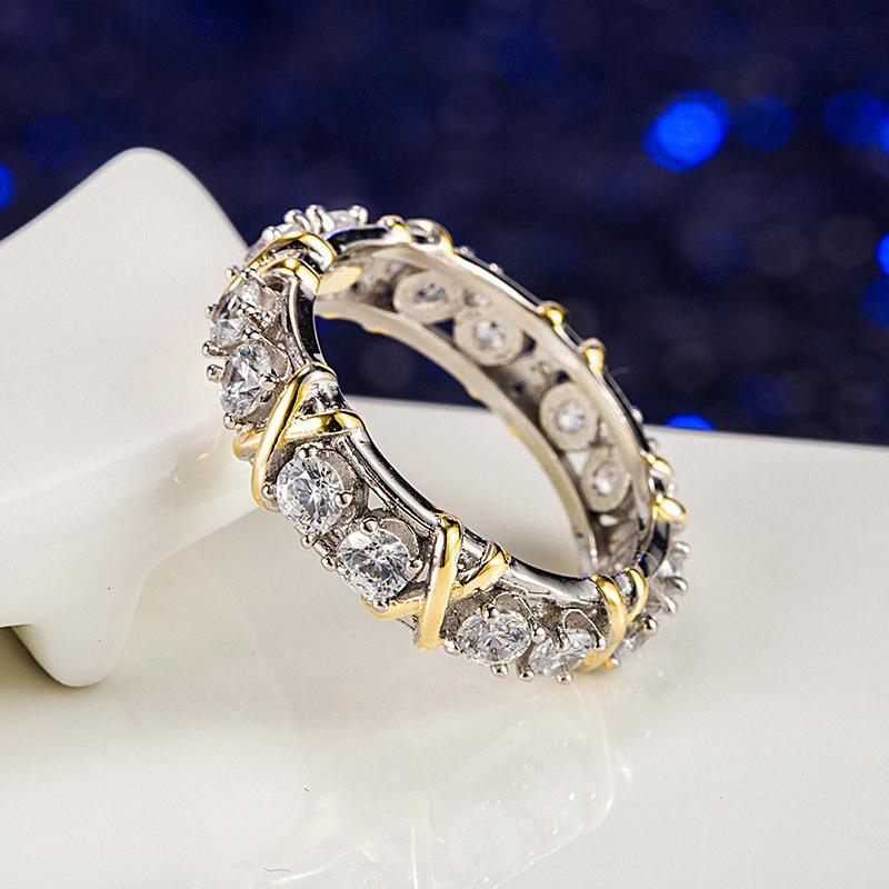 Forgyldt dichroic ring med indlagte zirkonsten