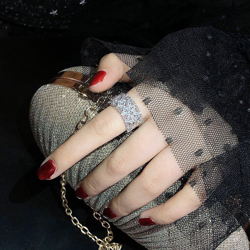 Skinnende gennembrudt blomstret ring