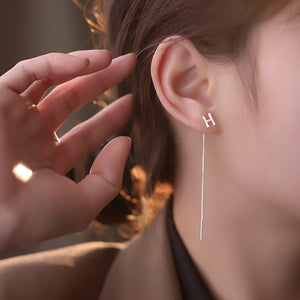 Bogstav ørering med kædevedhæng