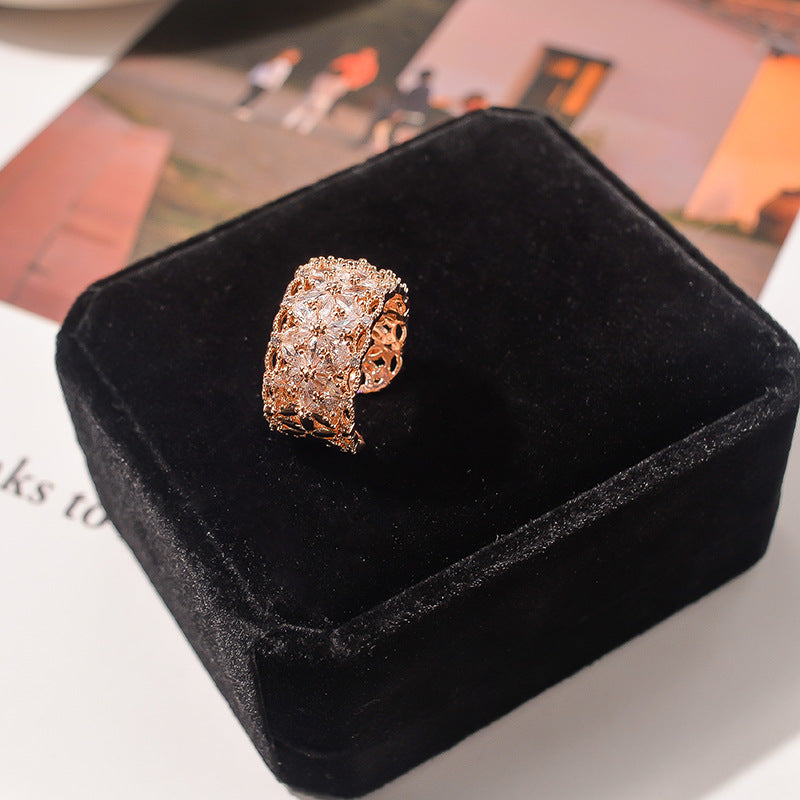 Skinnende gennembrudt blomstret ring