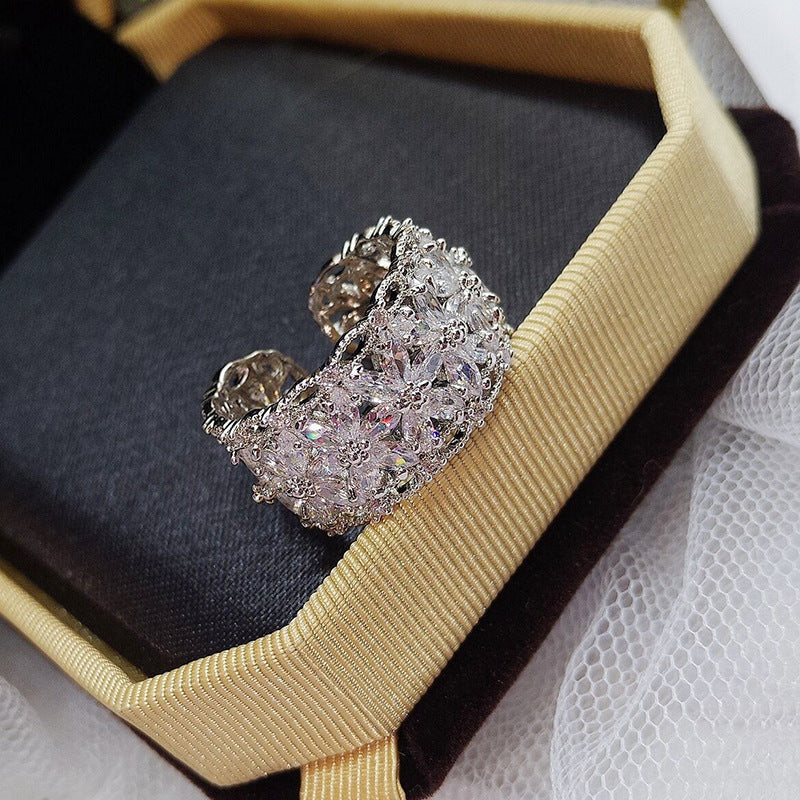 Skinnende gennembrudt blomstret ring