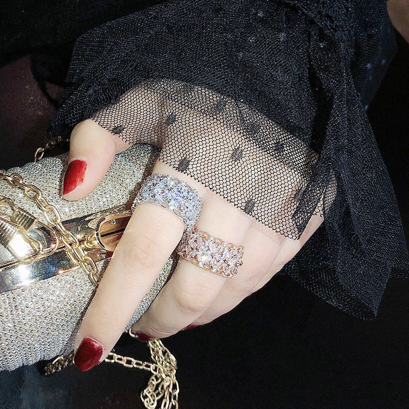 Skinnende gennembrudt blomstret ring