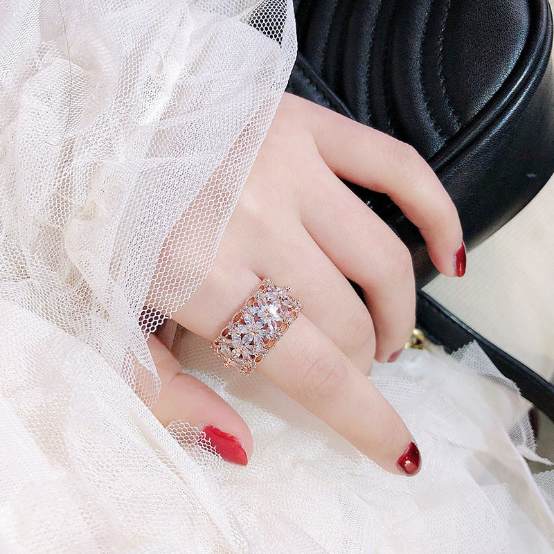 Skinnende gennembrudt blomstret ring