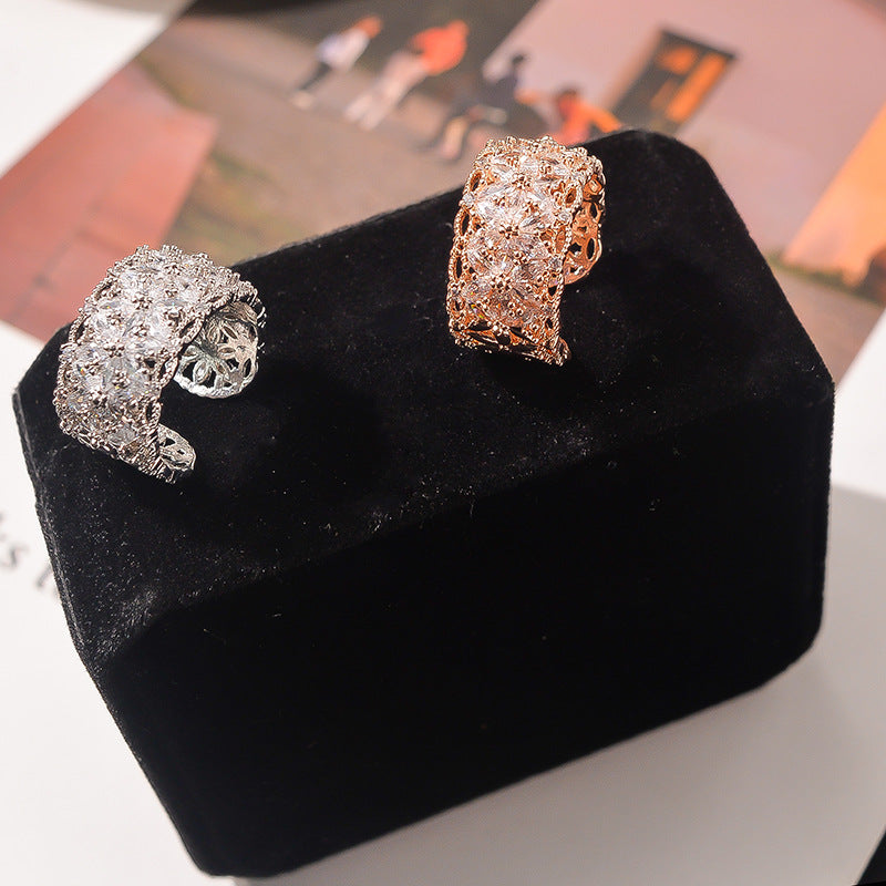 Skinnende gennembrudt blomstret ring